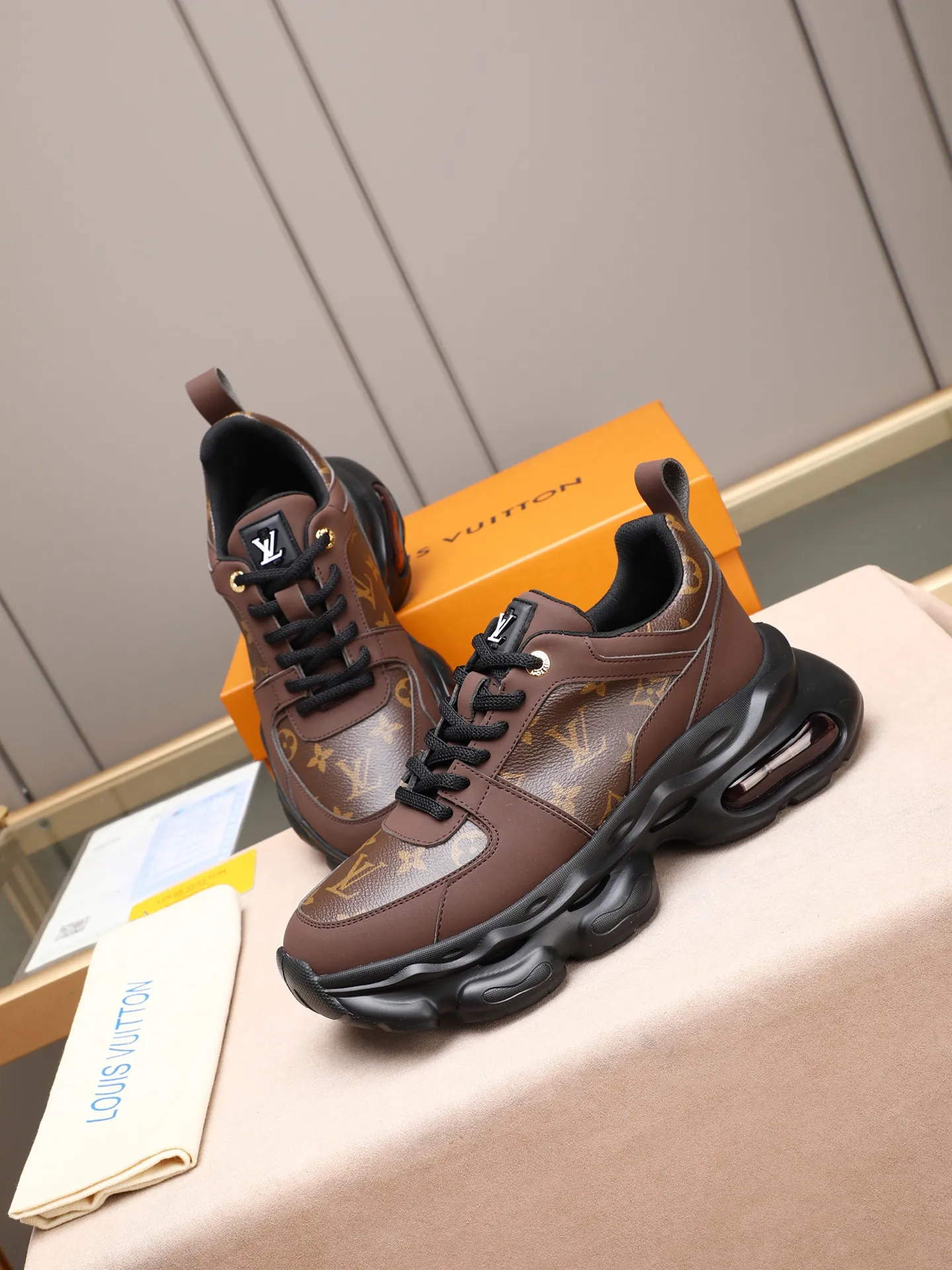 Men's shoes 💰460 [LV] Made of imported L special materials spliced ​​with cowhide and comfortable mesh lining. Private molded foam air cushion outsole, super light and comfortable on the feet! Perfect last shape, generous and fashionable design, 5 colors available! Code number: 38–44 (45 customized